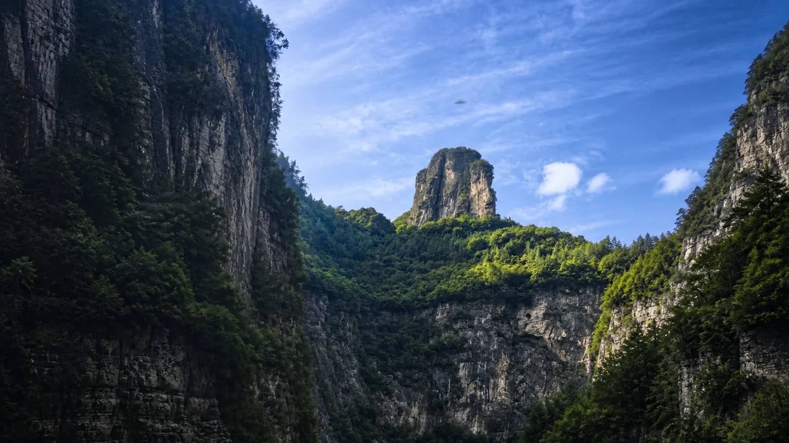 绿色峡谷上空出现一架写实飞碟