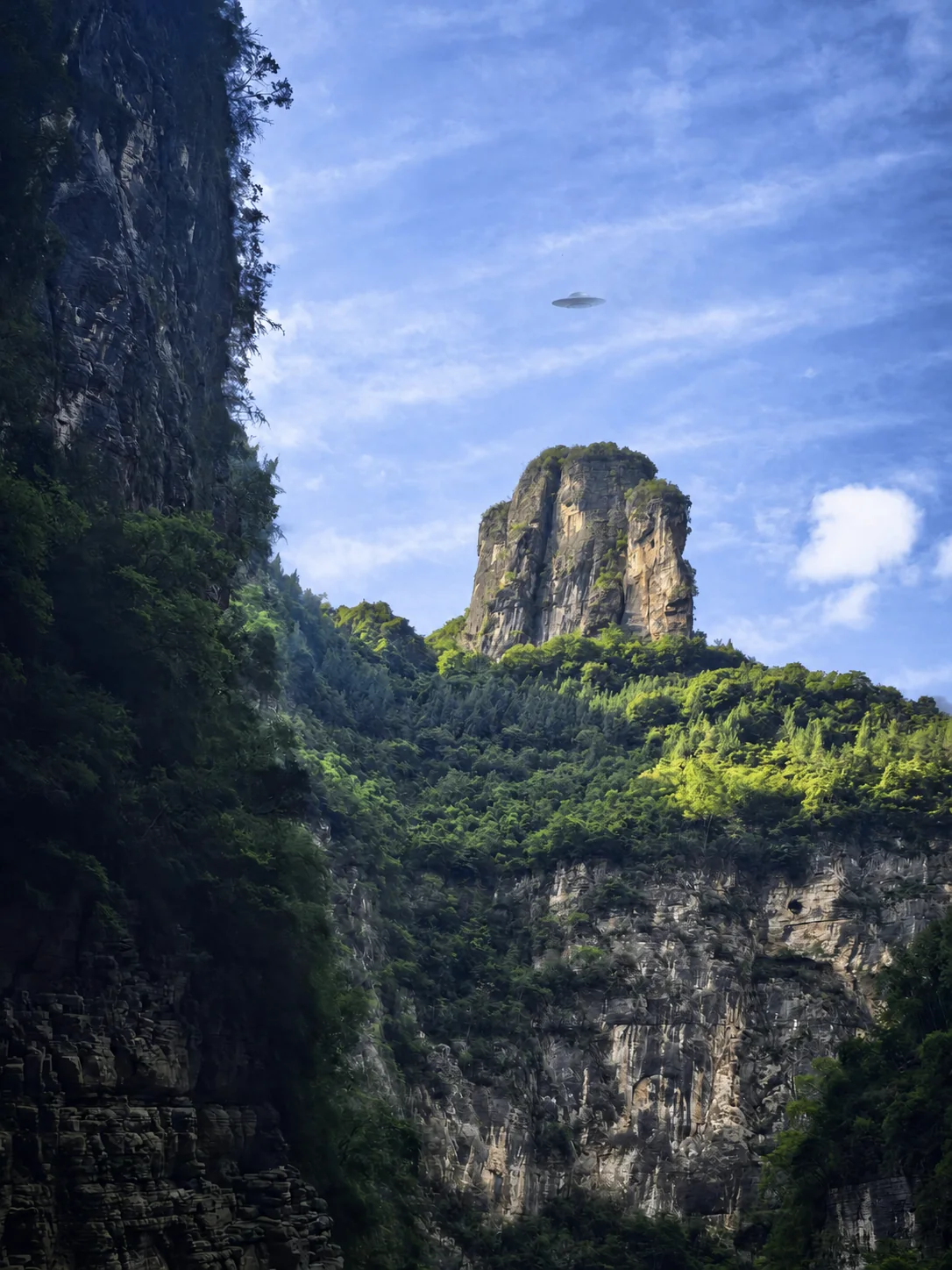 绿色峡谷上空出现一架写实飞碟